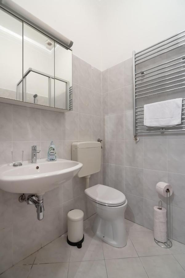 Appartement Zentrale Ruhelage Im Typischen Wiener Altbau *